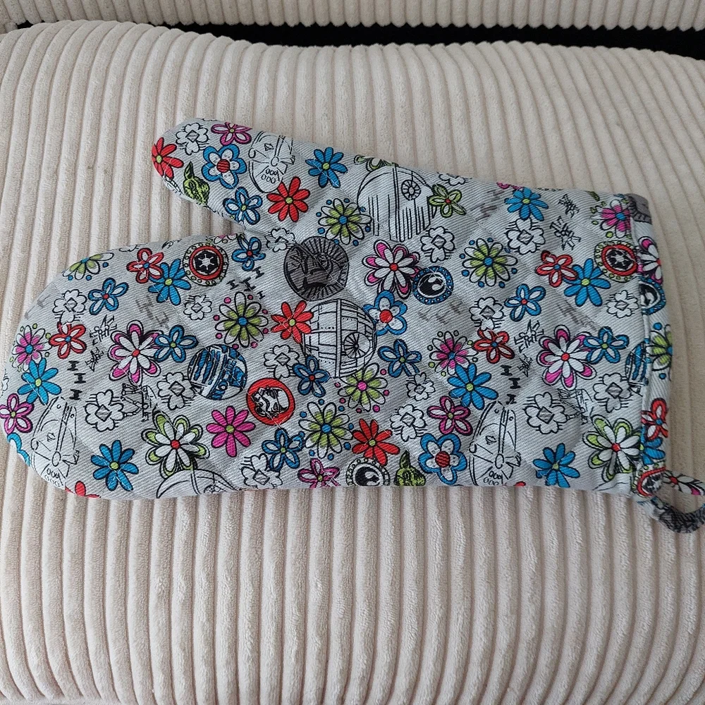 Vera Bradley Star Wsrs Far Far Away Mitten Kitchen Set